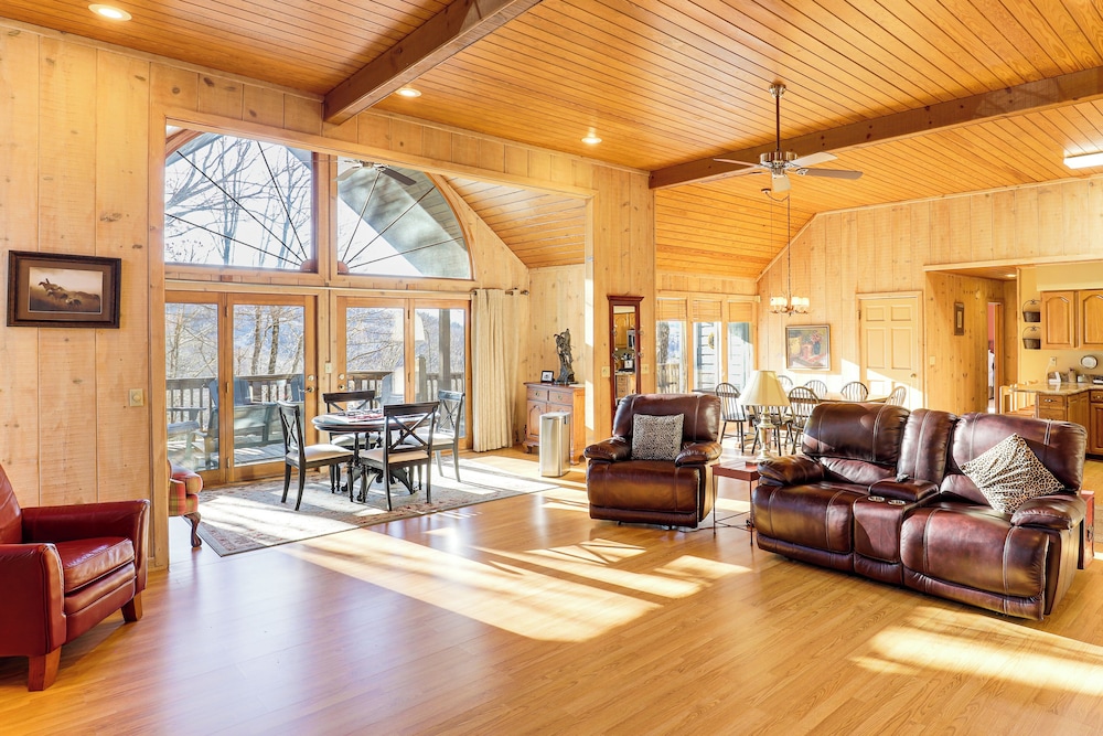 2 Mi to Ski Slopes! Mtn-view Home in Mars Hill