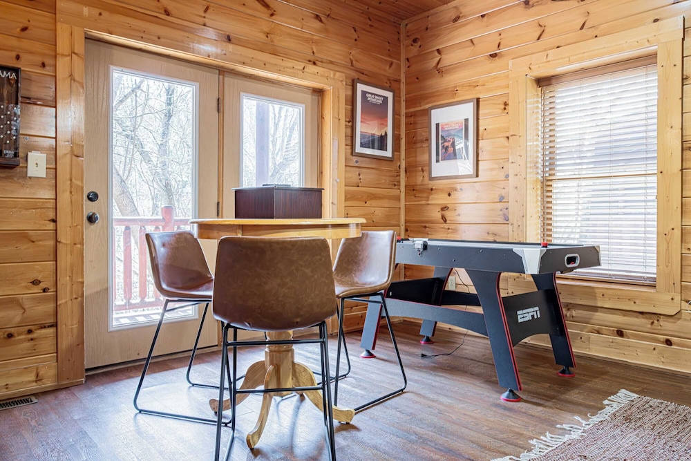 Bear Creek Way by Avantstay Hot Tub, Game Room, Air Hockey, Near Dollywood & Smoky Trails