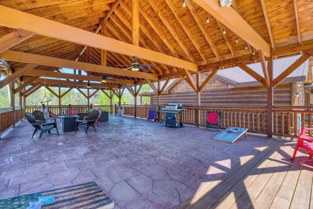 Dolly's Lodge by Avantstay Sleeps 28 - Luxe Smokies Cabin Game Room, Hot Tub, Views, Near Attractions