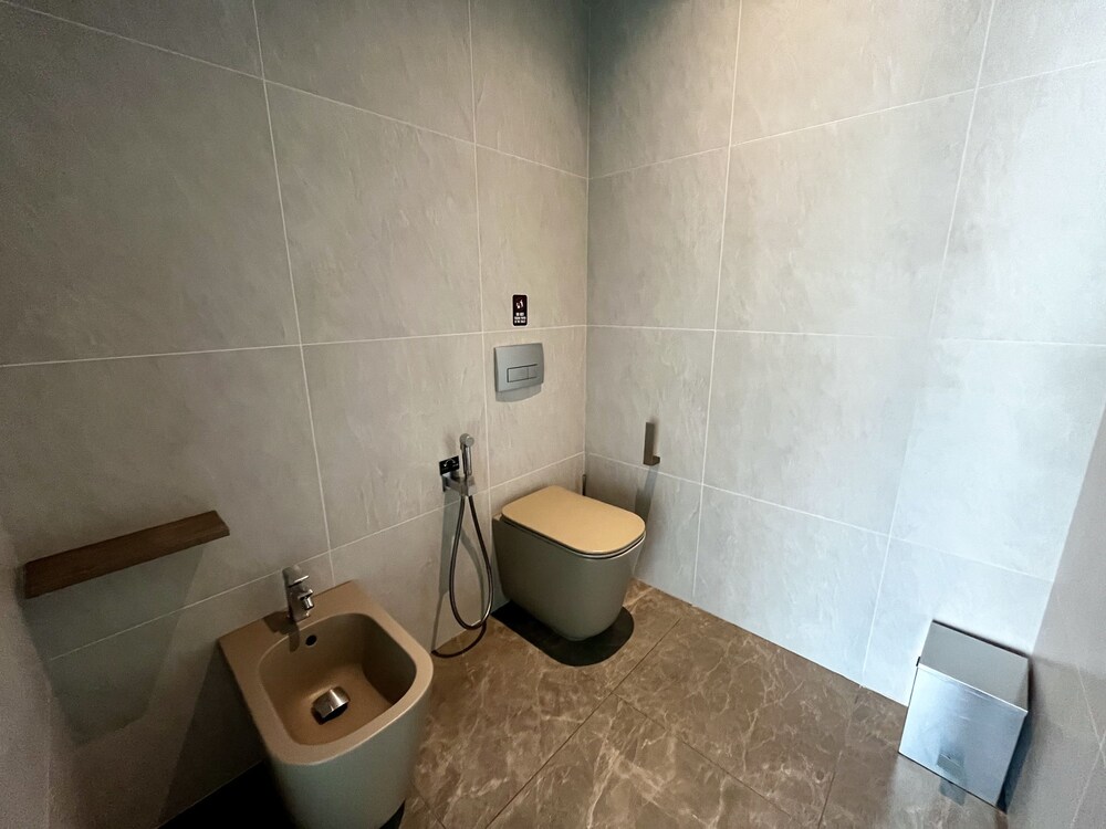 128 LIM - 2002 Stay Only Tower Suite
