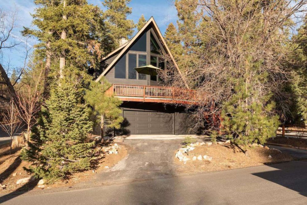 Oak and Luna by Avantstay Beautiful Big Bear Home w Hot Tub Home Theatre Ping Pong