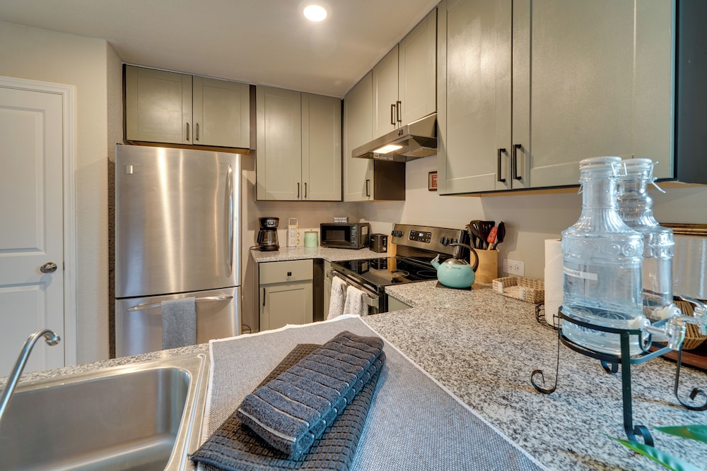 Easy Access to Dtwn San Antonio: Suburban Home