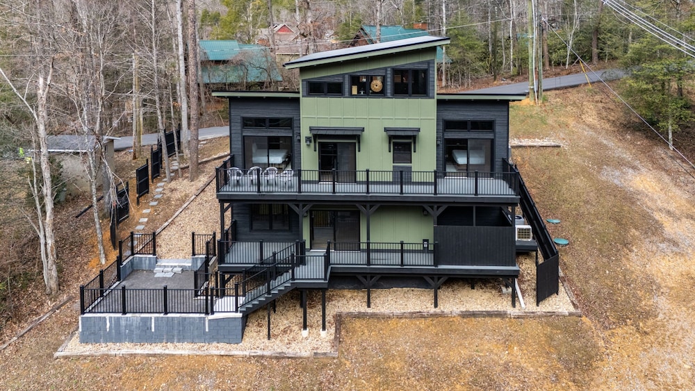 Game Room-hot Tub-10 Mins to Downtown Gatlinburg