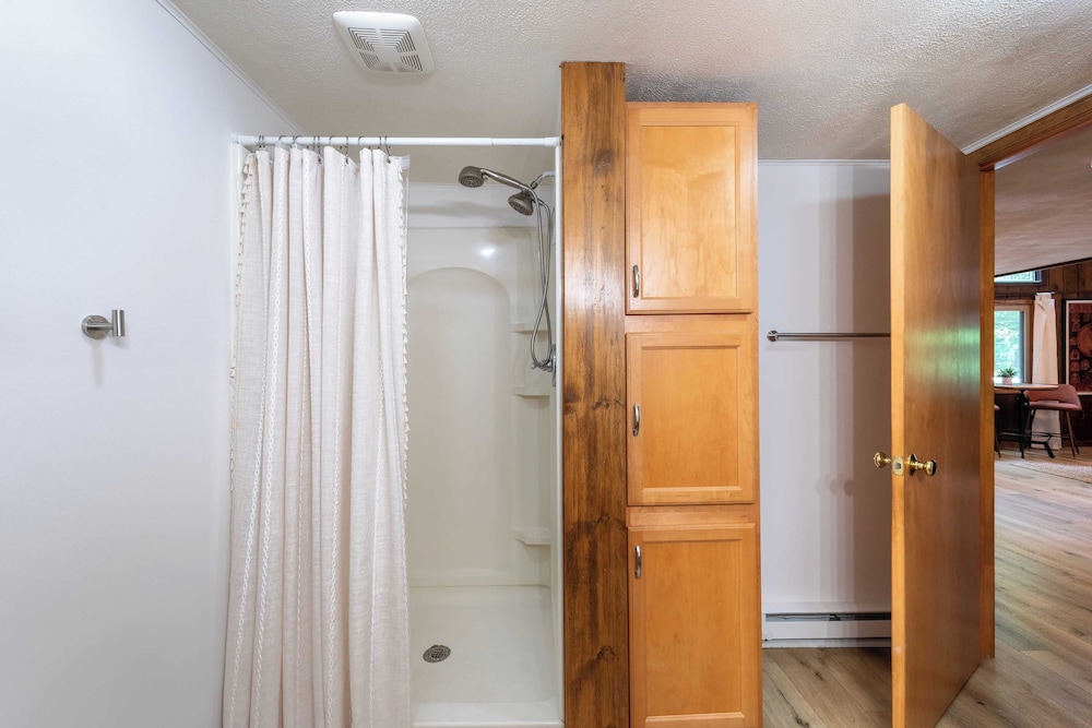 Lakeshore Oasis by Avantstay Private Beach, Views, Hot Tub, Volleyball