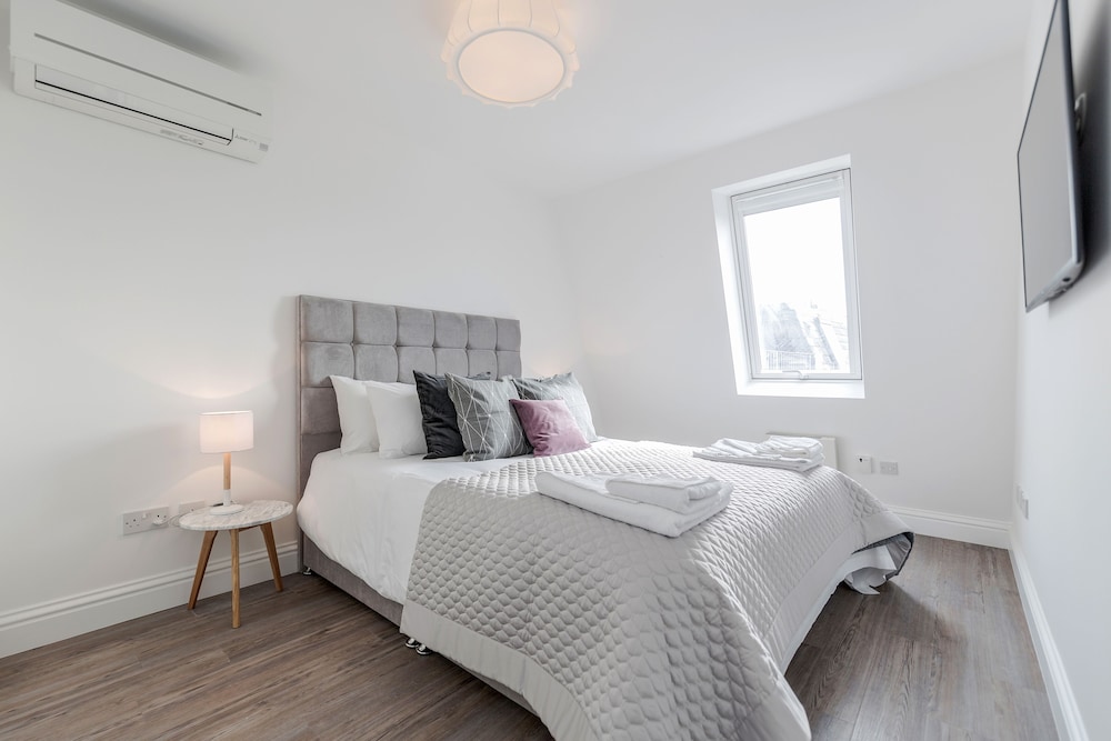 Soho Apartments by BaseToGo