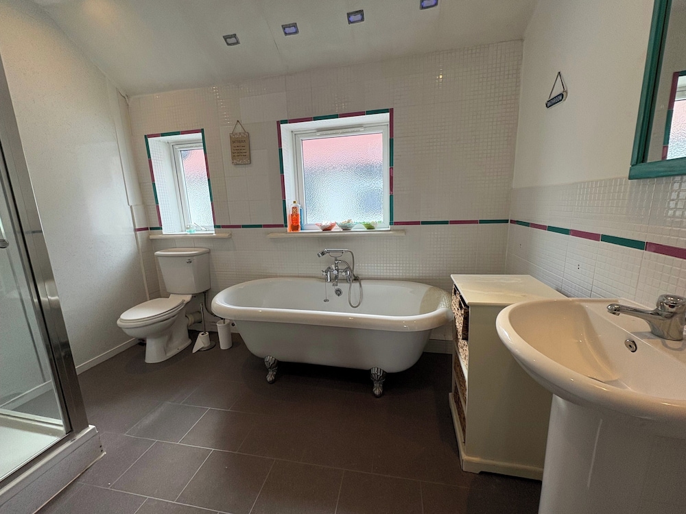 10 Guests - 5 Bedrooms - Free Parking - Petok