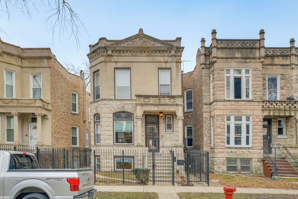 1 Mi to University of Chicago: Urban Escape!