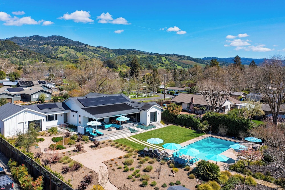 Luxe, Pool, Spa, Fire Pit, Game Room, Piano Sonoma Pool Retreat by Avantstay