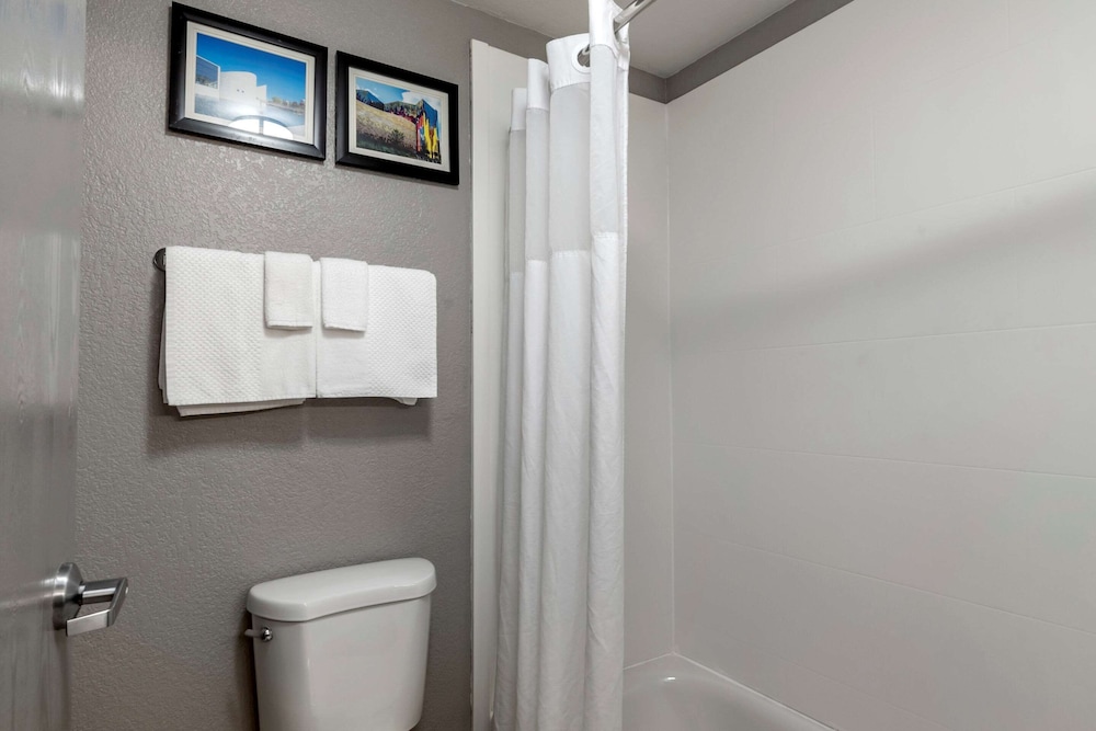 Emporia Vacations - Comfort Inn  Suites - Property Image 1