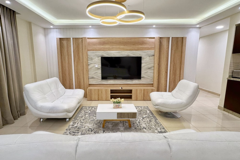 Calm & Classy 2BR - 5 min to Airport