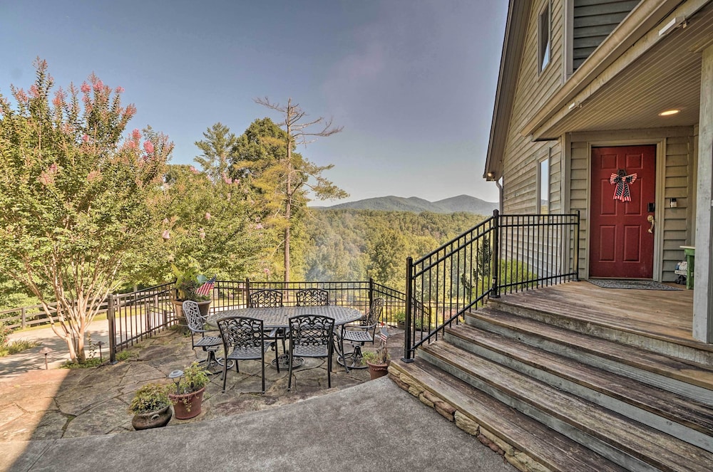 Hilltop Home w/ Panoramic Forest & Mountain Views!