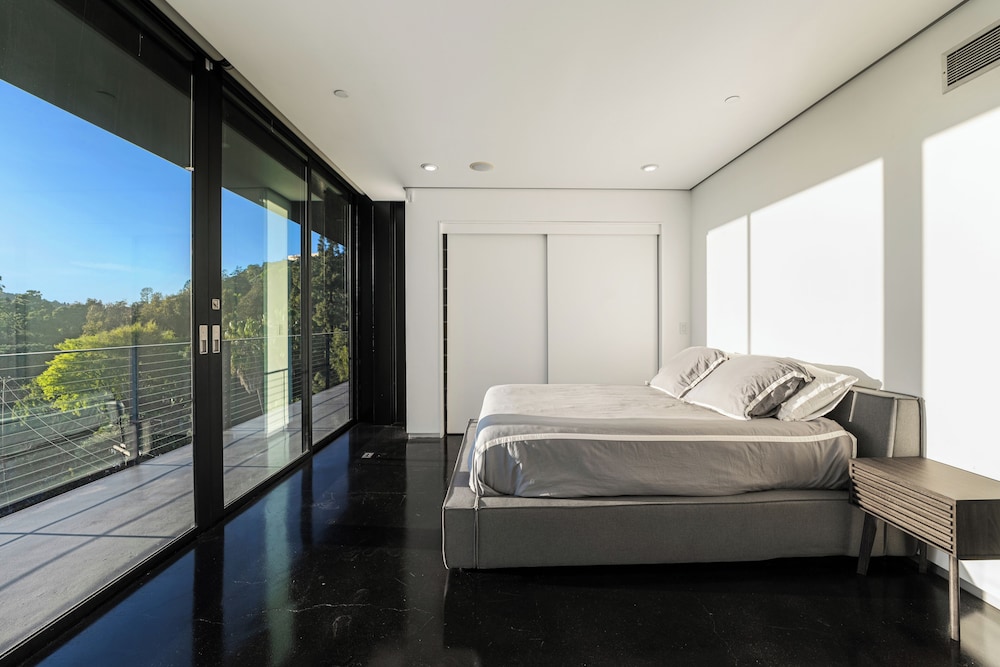 Glass Mansion - Chic Glass Villa in LA Hills With Views, Style & Serenity