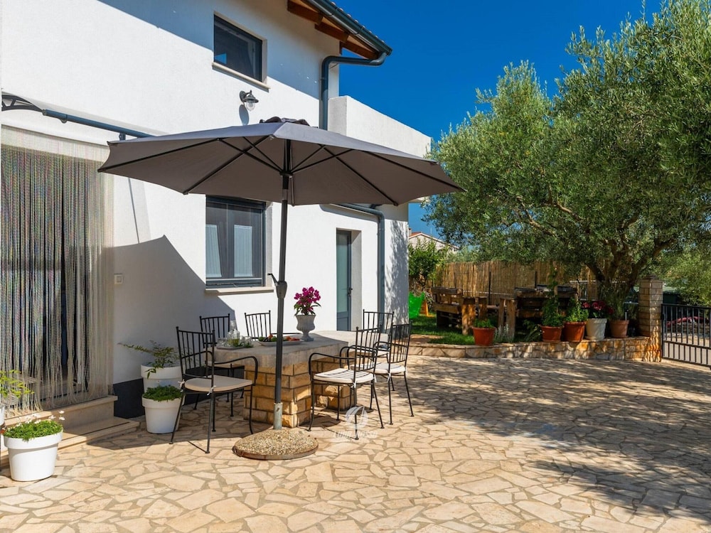 Adorable Home With Private Garden and Bubble Bath