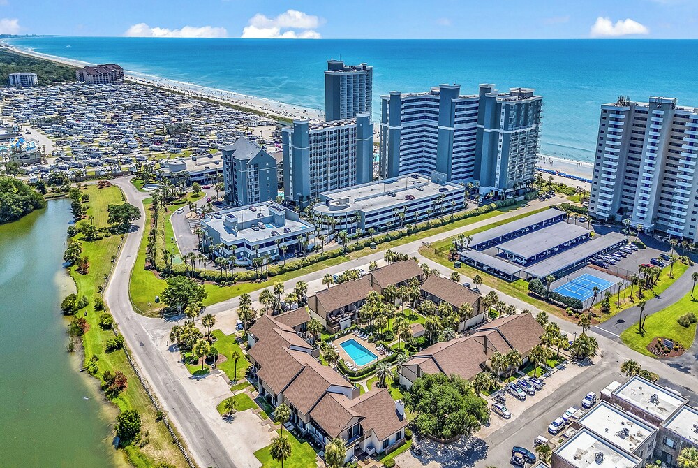 650 Feet to the Beach! Arcadian Shores Townhome