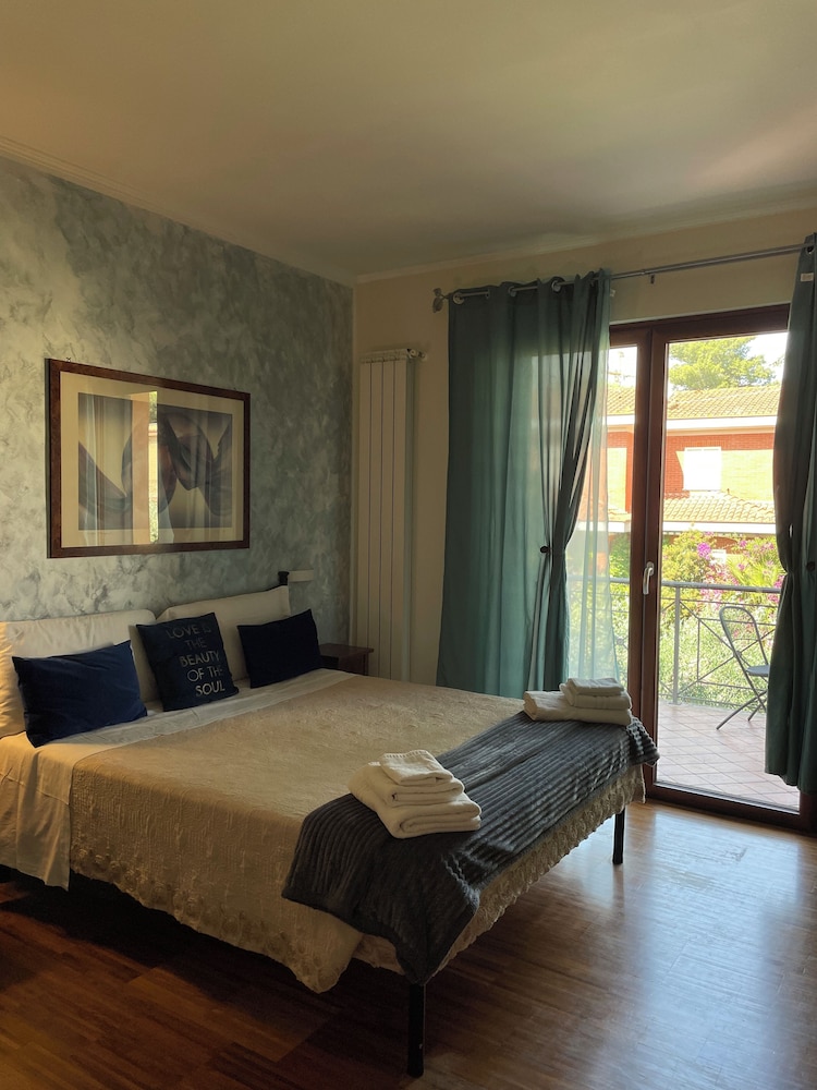Aurelia Garden Gold Bed & Breakfast