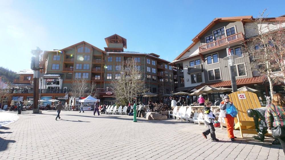 The Perfect Condo in West Village, Big Deck and next to the lift - CA1203 by RedAwning