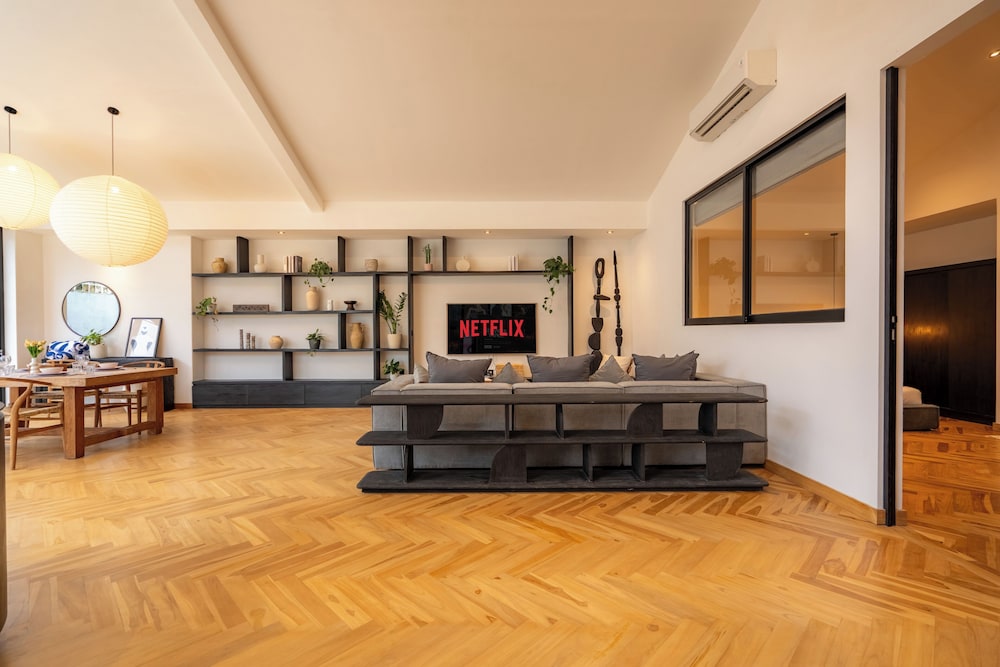 Black Villa by Betterplace