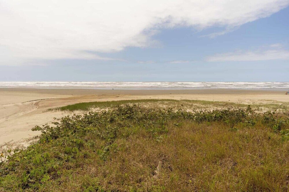 Casa com rea Gourmet e Quintal a 200 m da Praia