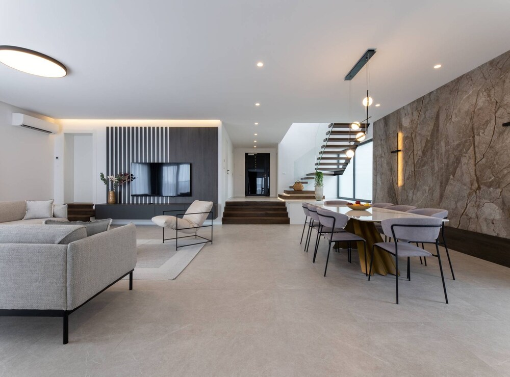Moonlit Mirage Villa With Pool, Gym and Sauna