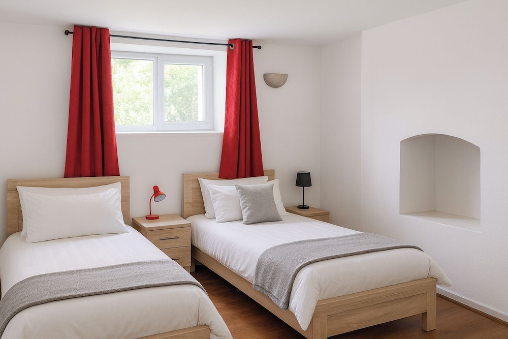 2 Bed Villa - Sleeps 7 - Private Garden - Parking
