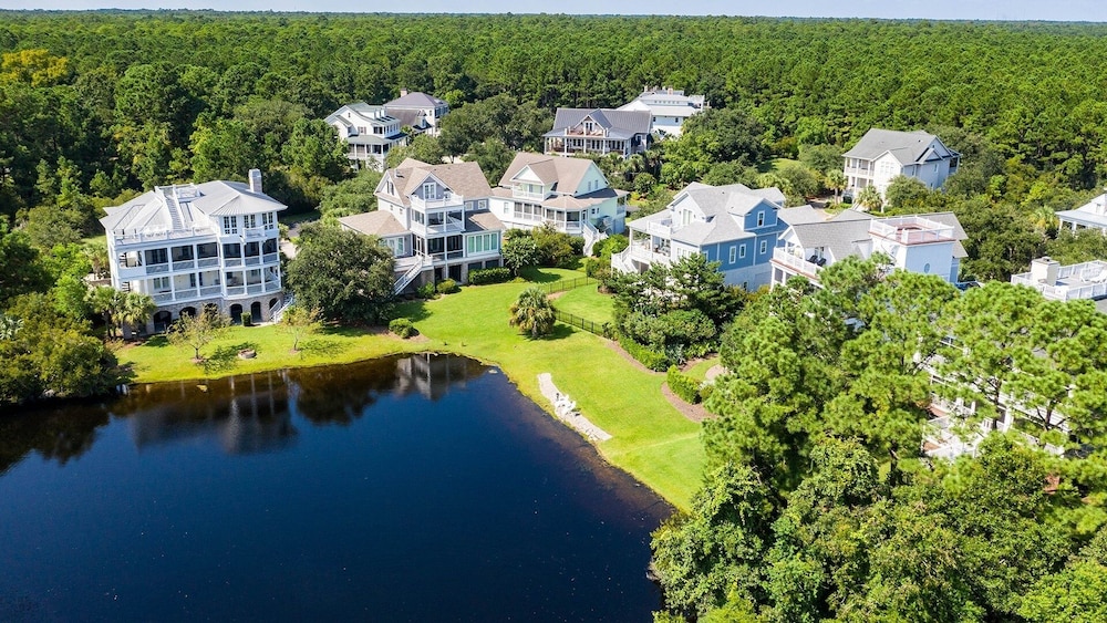 Inviting Beach Retreat With Wonderful Lake Views To Relax And Enjoy 5 Bedroom Home by Peace Vacations
