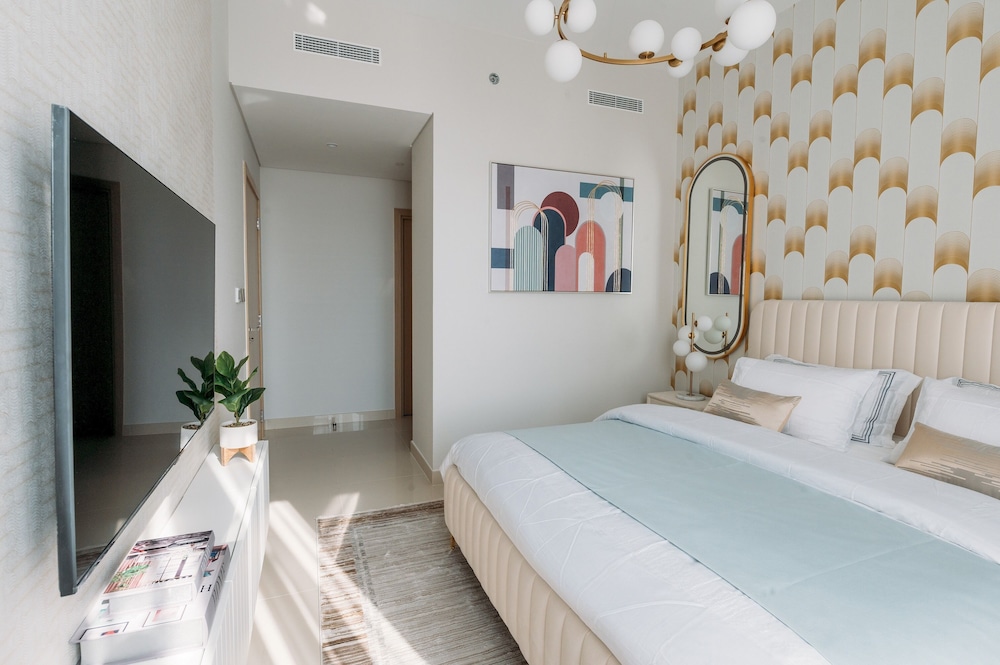 Elegant Stay: Balcony & Stunning Dubai Creek Views