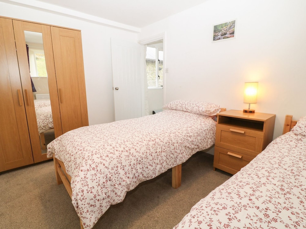 Wingstone Farm Cottage view 4