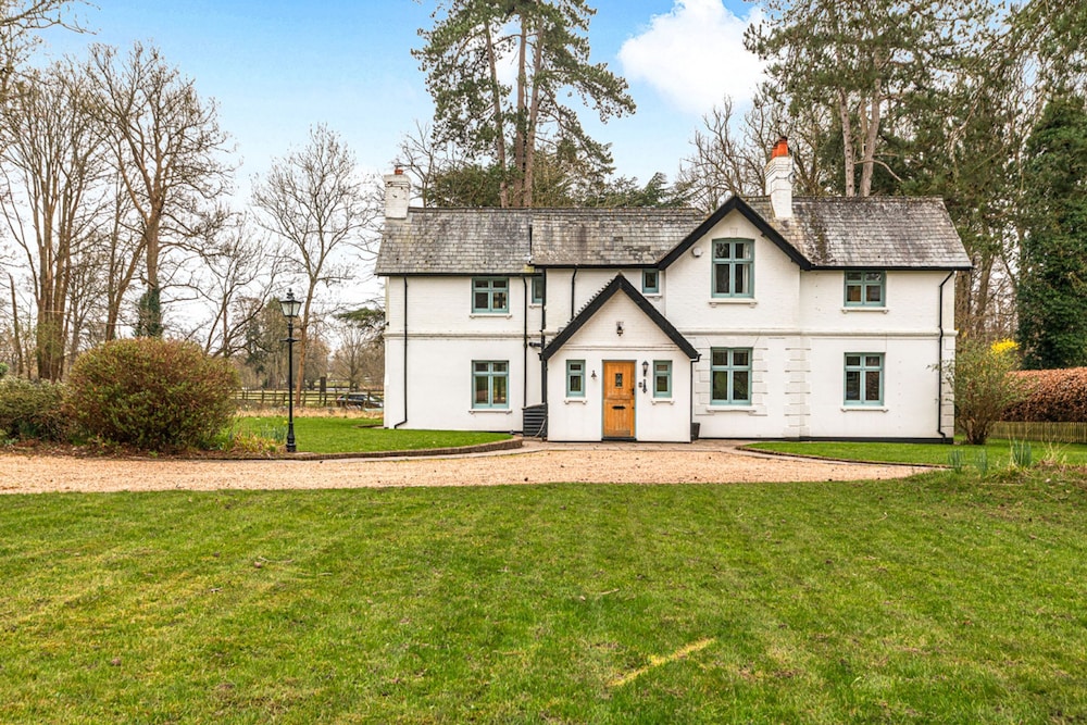 Benhams Country Cottage - From 250 Per Night