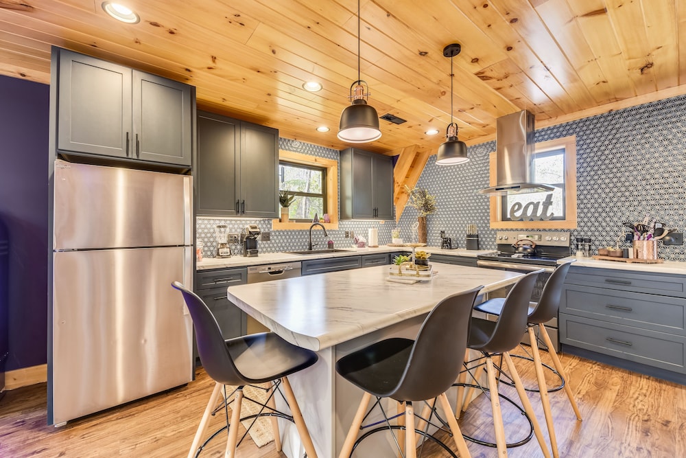 Whispering Waters 1 Bedroom Cabin by RedAwning