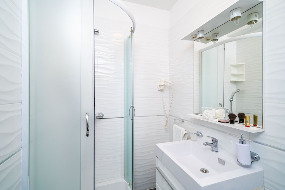 Jele Rooms