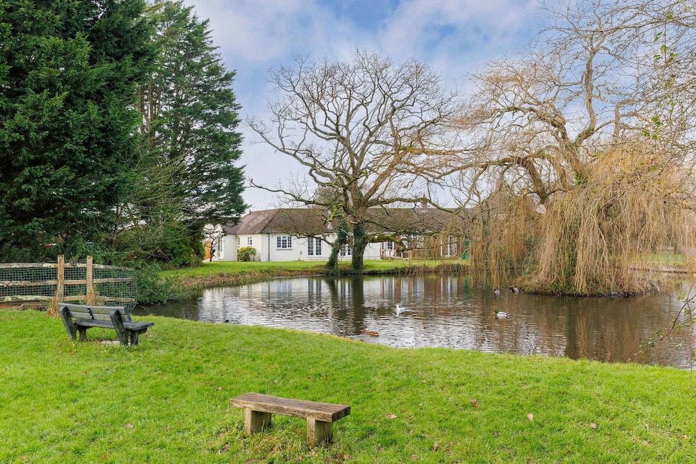 Beautiful 4-bed Close to South Downs Goodwood