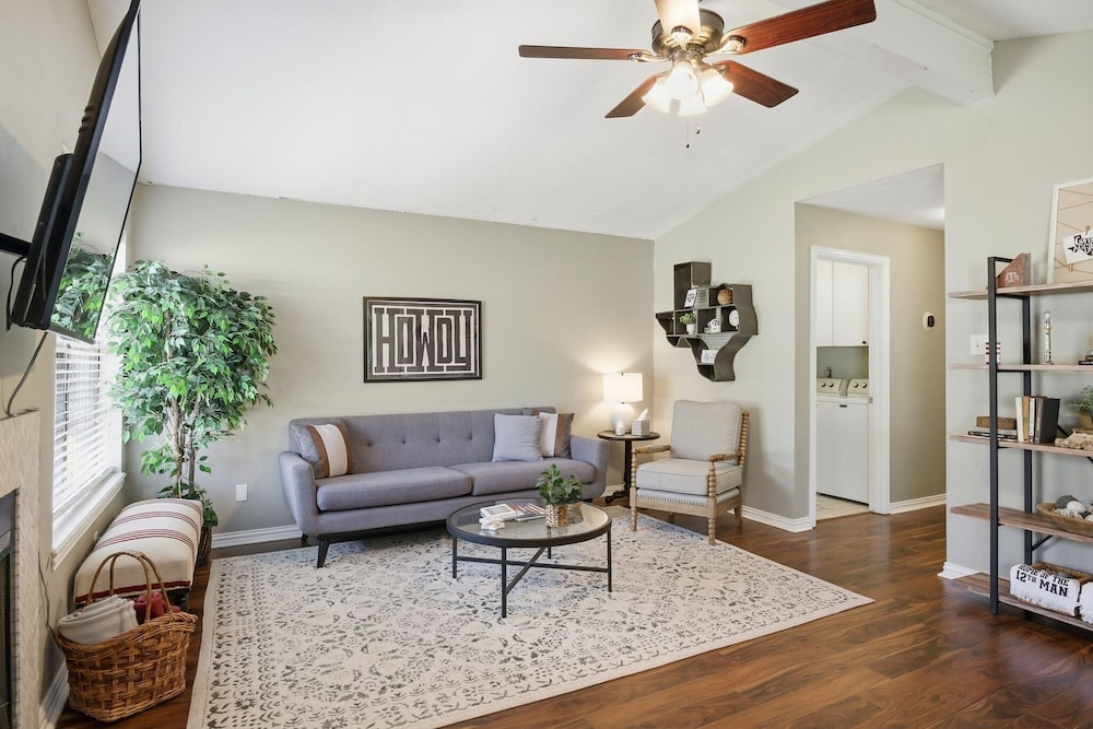 Howdy Hang Out - Cozy, Cute And Comfortable House! 2 Bedroom Home