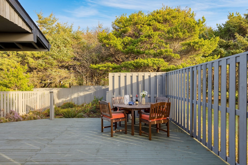 Half Block to Beach w Oceanview Patio Balcony The Shore Pine by Avantstay