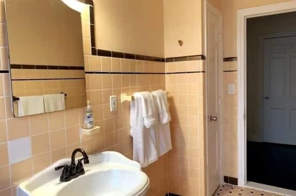 Spacious 5br Sleeps 10 University District 5 Bedroom Home