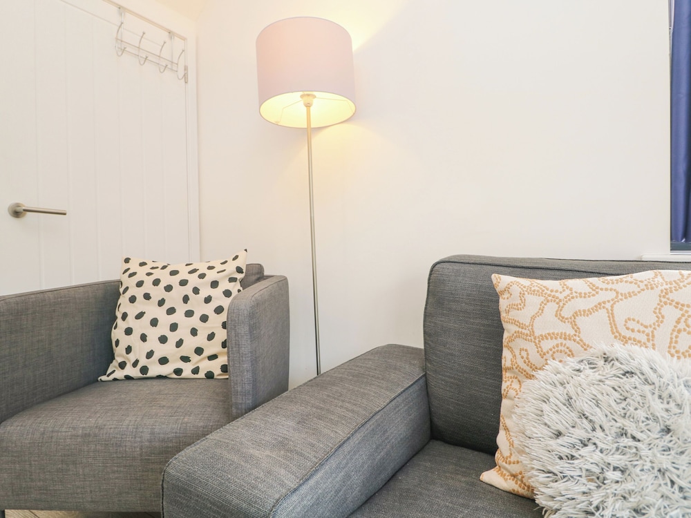 1 Queensway Gardens