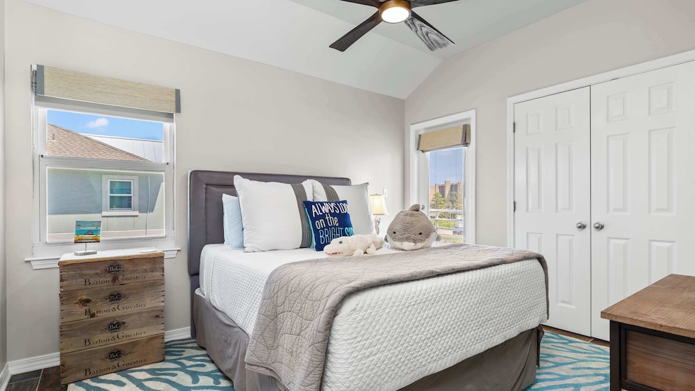 Cozy 3-bedroom Condo Comfy Living Space, Two Balconies, Outdoor Pool