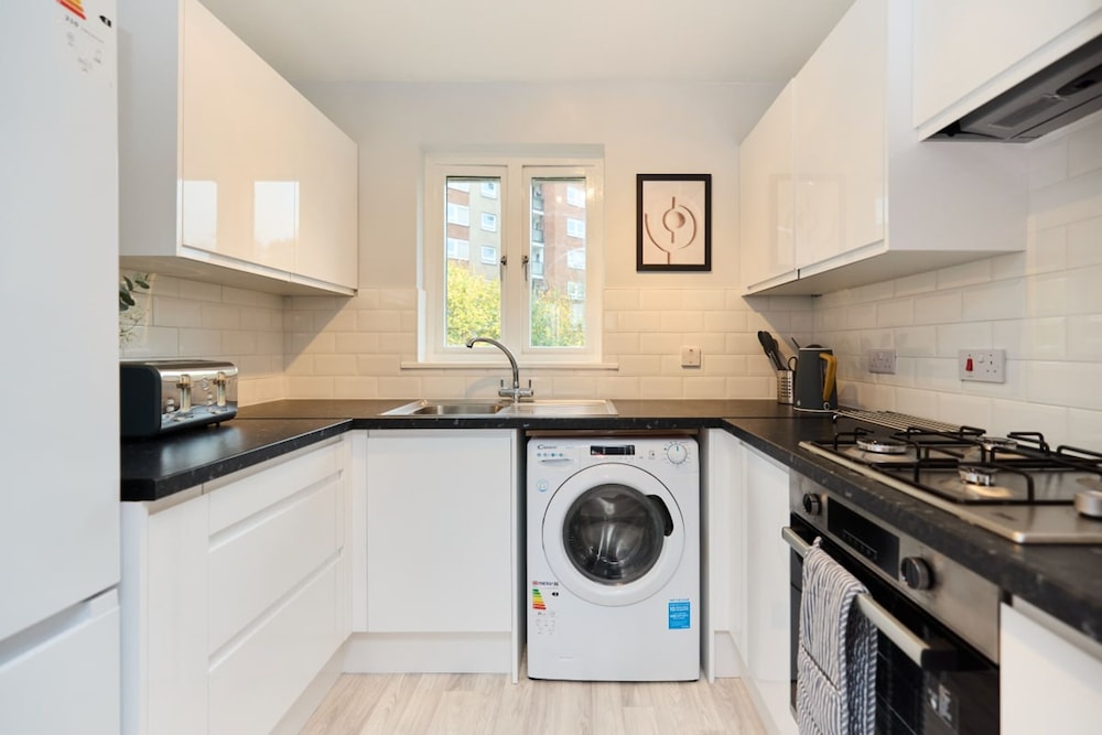 The Isleworth Place - Stunning 1bdr Flat With Balcony view 2