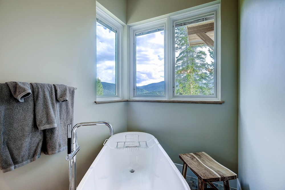 Sunrise Ski Haus 4 Bedroom Home by RedAwning