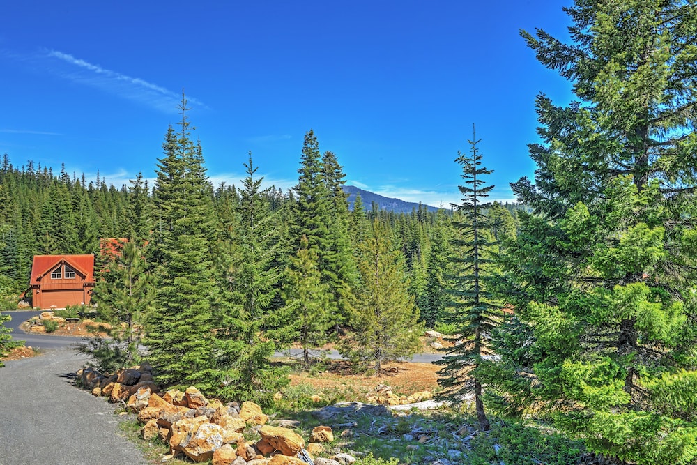 Klamath Falls Vacations - Bright Klamath Falls Cabin w/ Deck Mtn Views! - Property Image 15