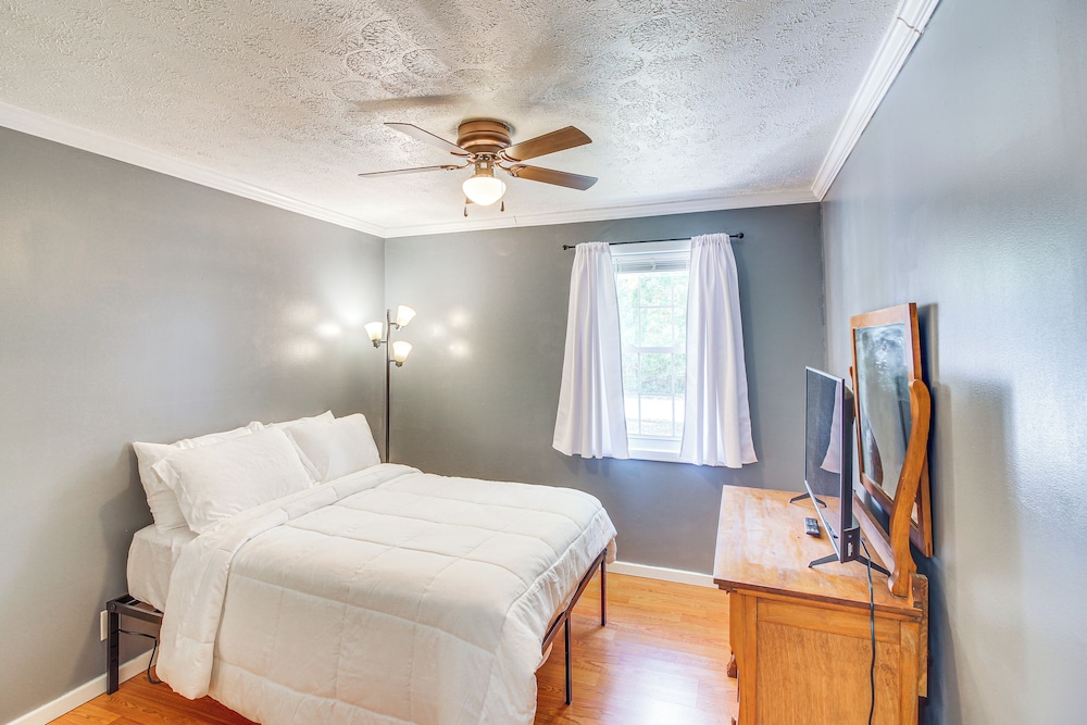 7 Mi to Barren River Lake: Quiet Getaway w/ Yard!