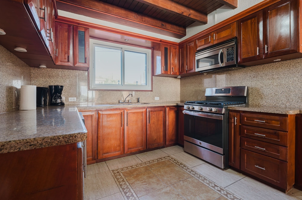 5 Bedroom Villa With Amazing View of Aruba Nature