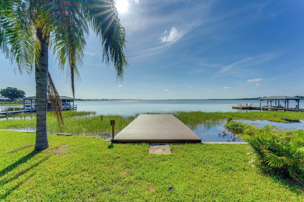 Lake Dora Escape: Canal Access & Seaplane Sights!