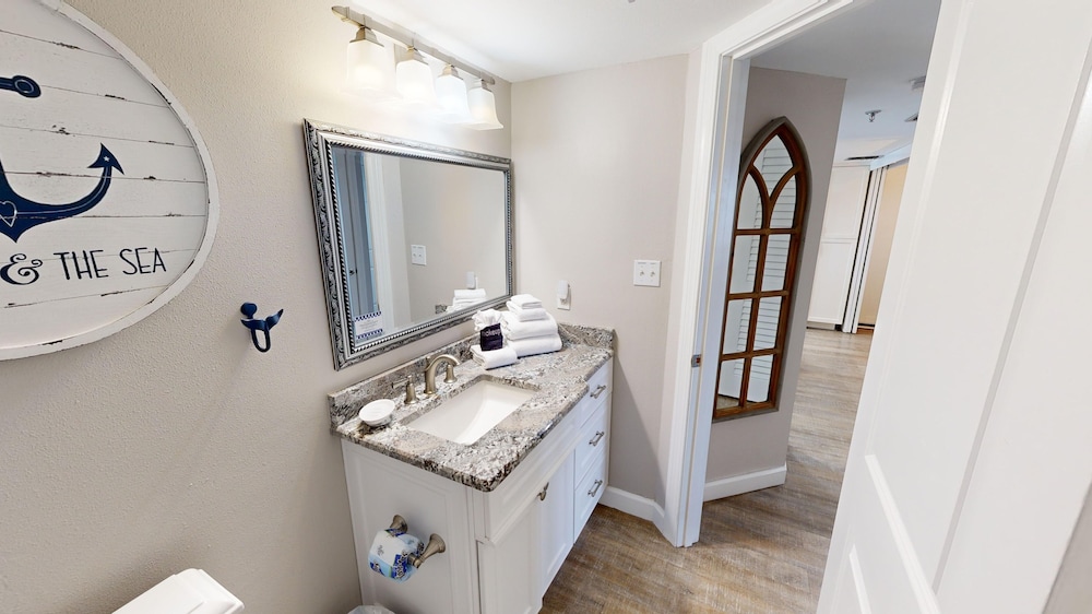 Inlet Reef 605 2 Bedroom Condo by RedAwning