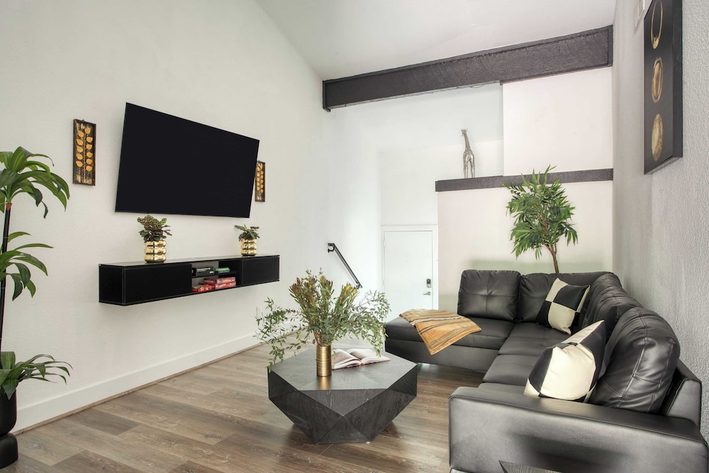 Austin Escape, Prime Location + Shared Yard Oasis Fairlawn Buyout by Avantstay