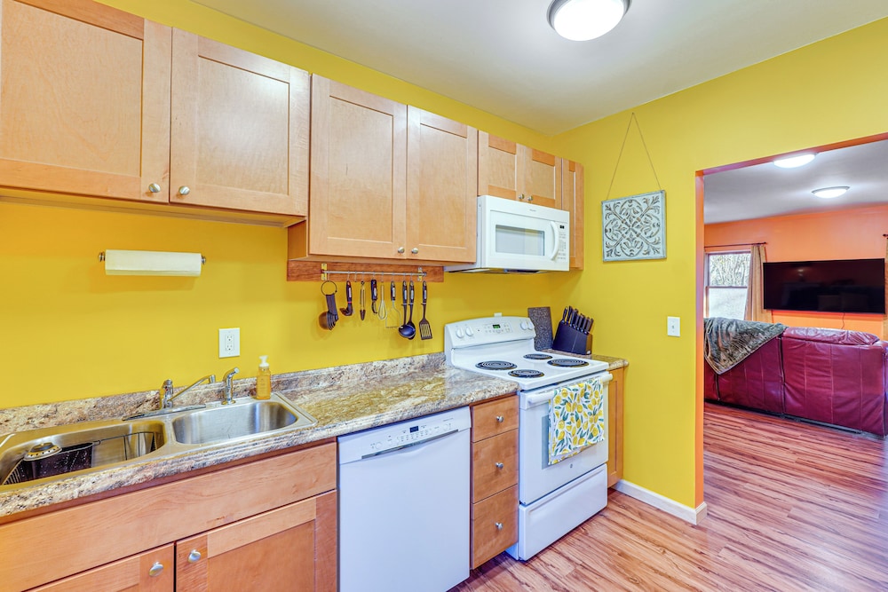 Near Historic Sites: Colorful Hyde Park Apartment!