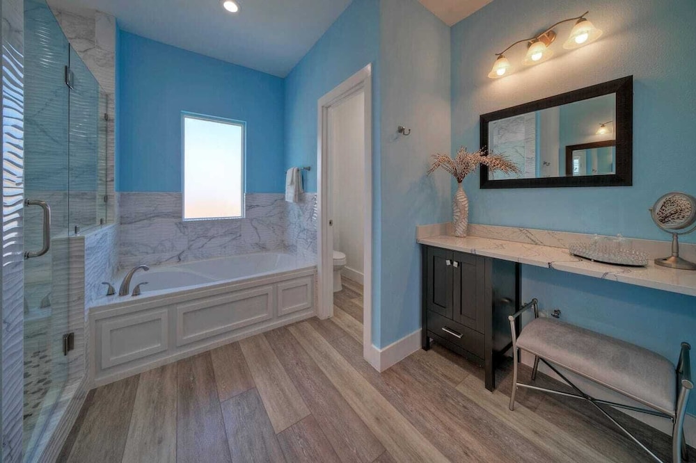 Sleeps 22! 2 Homes Priv Pool, Putting Green, Bar, Deck, Prime Port A Location