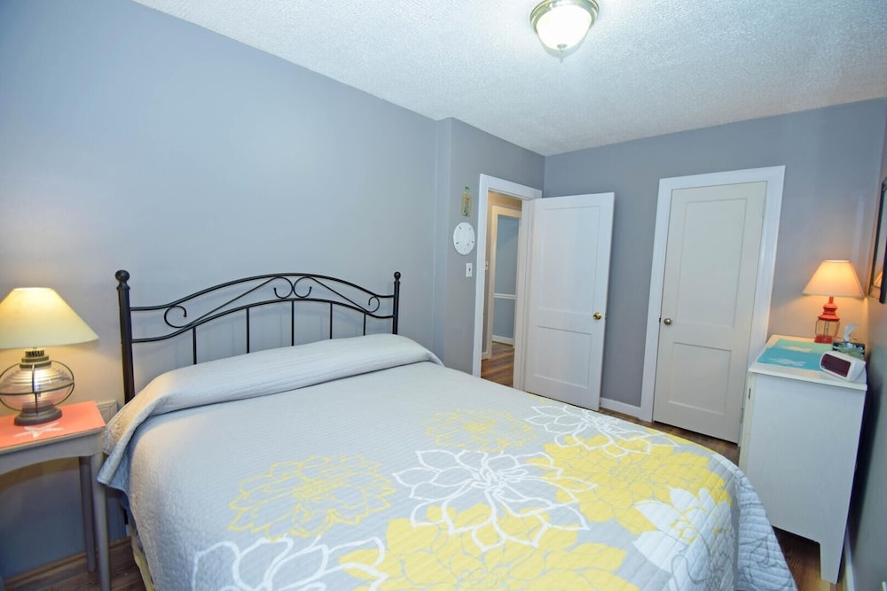 Four Winds 4 2 Bedroom Condo by RedAwning view 5
