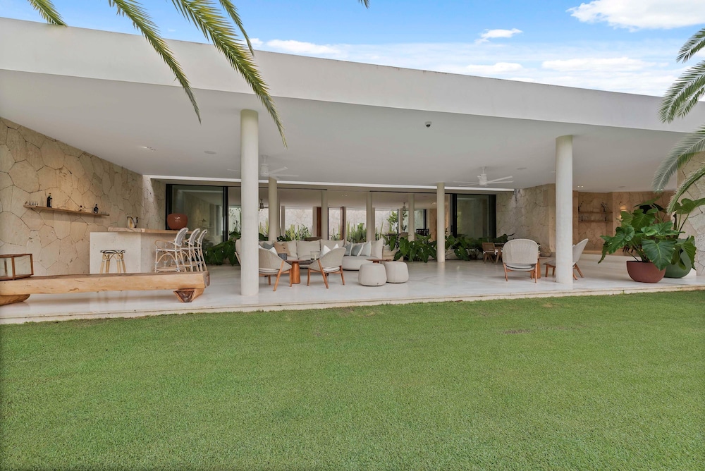 Magnificent 5BR Modern Tropical Villa With Pool