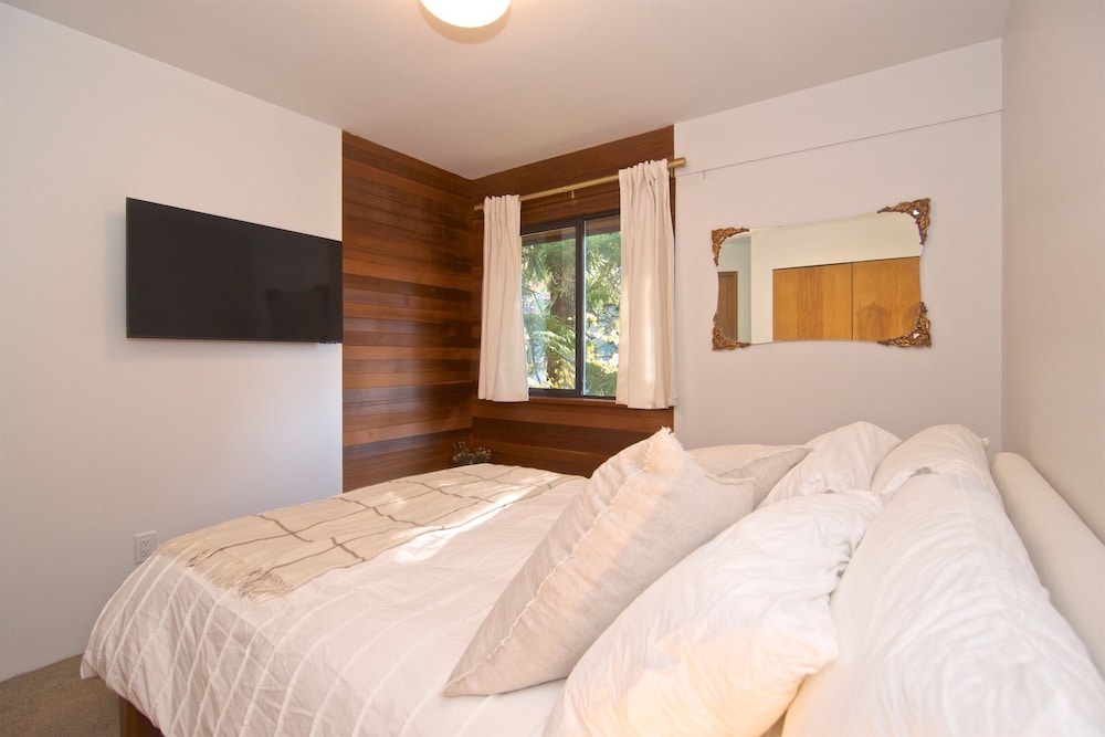 Lakefront Chalet with private dock - Image 2