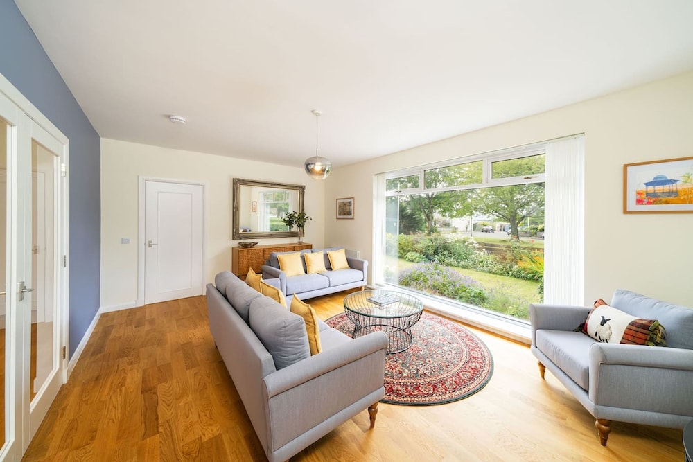 Newhall Gardens - Botanical Bliss view 2